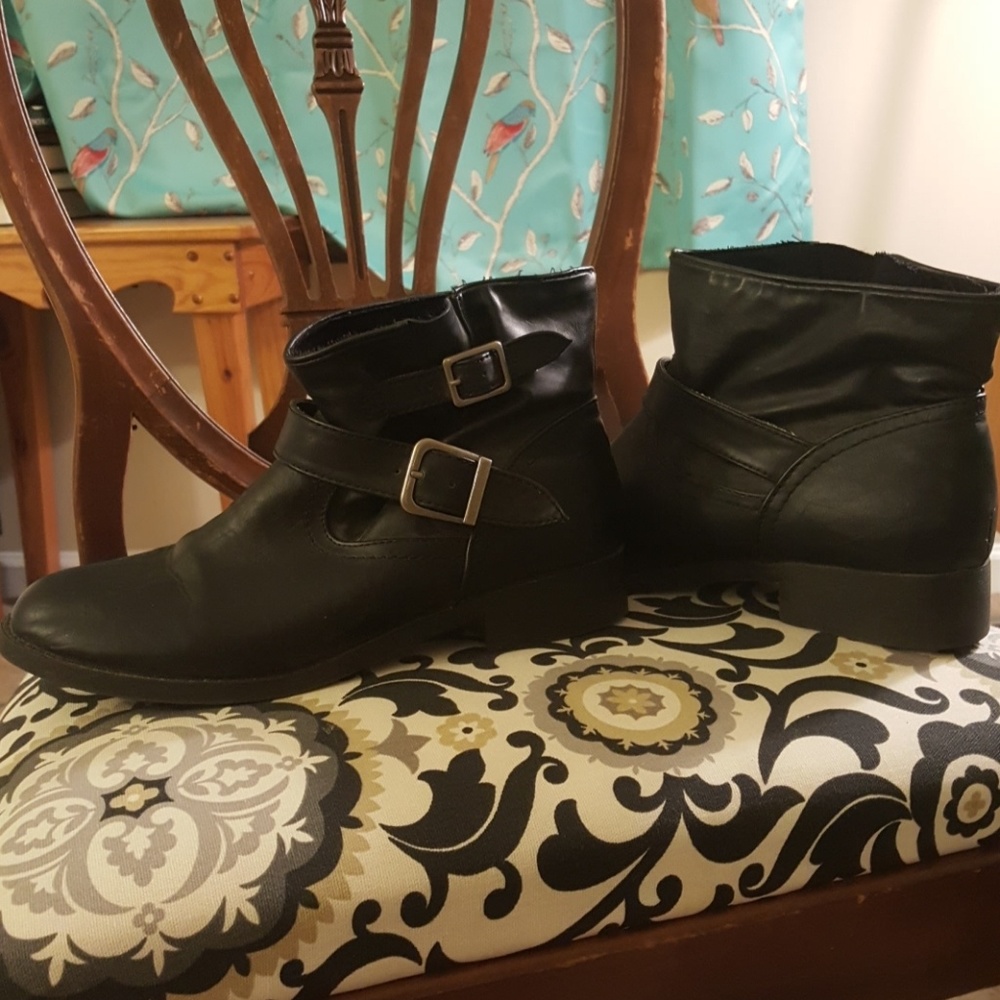 Trendy Black Low Heeled Booties